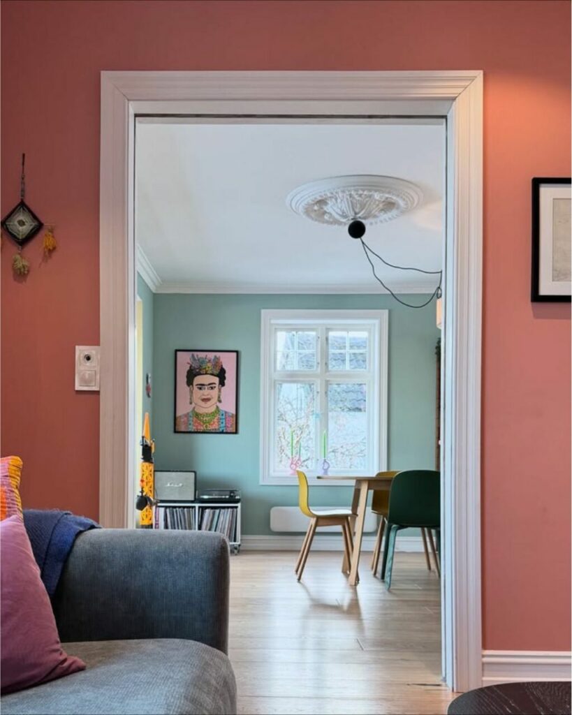 Una casa tra i fiordi norvegesi accoglie la famiglia e le opere della sua proprietaria, artista a 360°