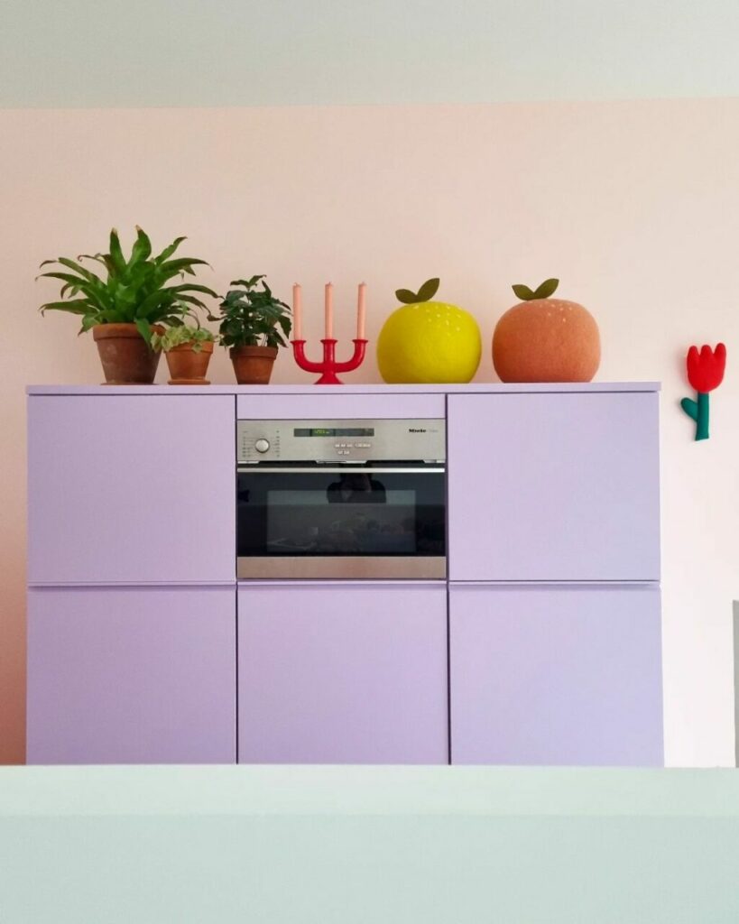 Arredare un open space rinunciando al minimalismo è possibile. Lo dimostra questa spettacolare casa su 3 livelli