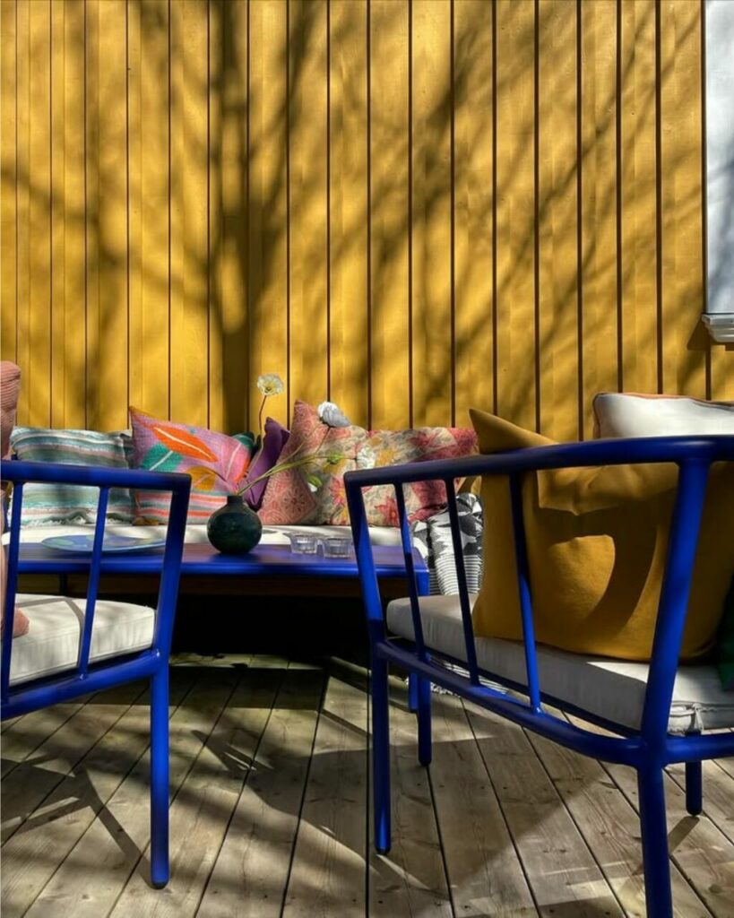 Una casa tra i fiordi norvegesi accoglie la famiglia e le opere della sua proprietaria, artista a 360°