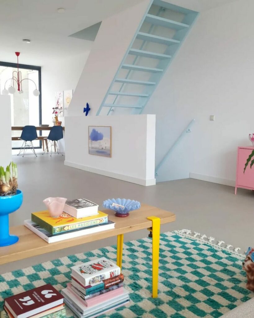 Arredare un open space rinunciando al minimalismo è possibile. Lo dimostra questa spettacolare casa su 3 livelli