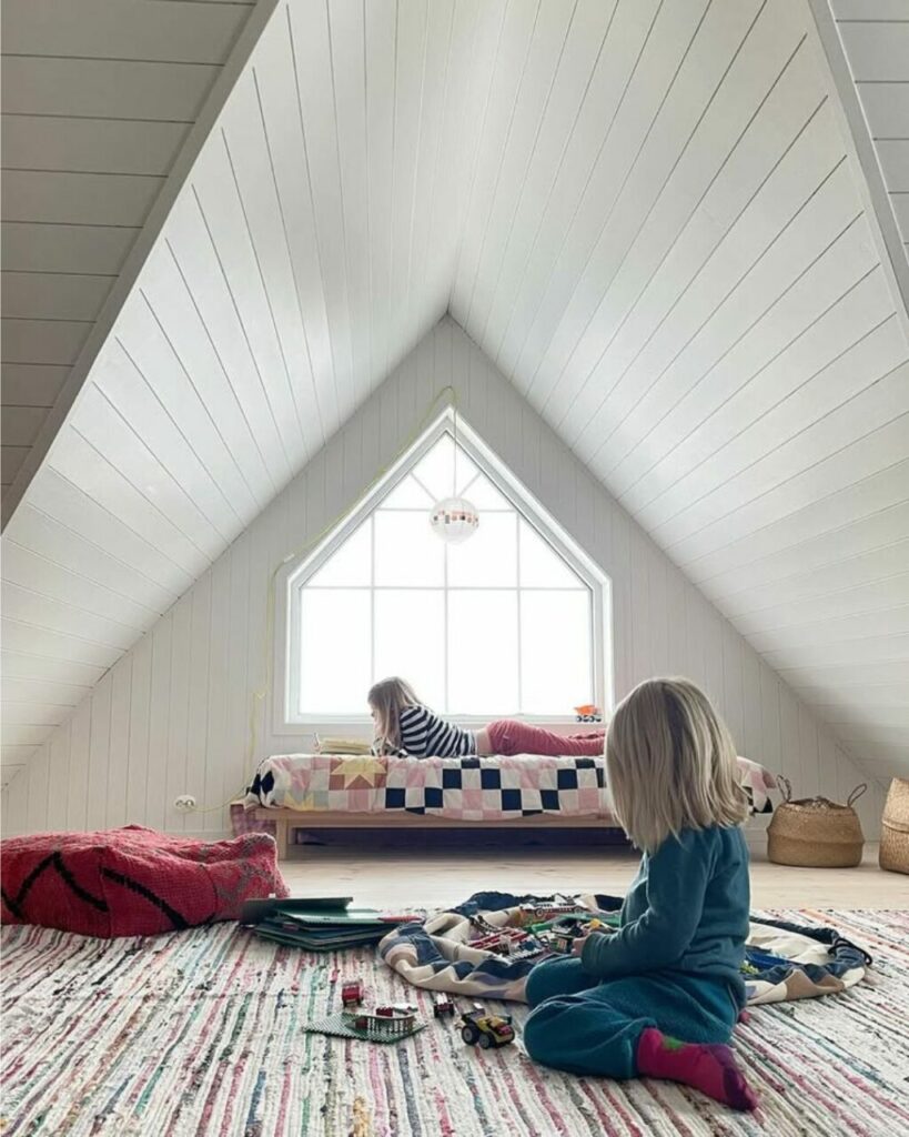 Una casa tra i fiordi norvegesi accoglie la famiglia e le opere della sua proprietaria, artista a 360°