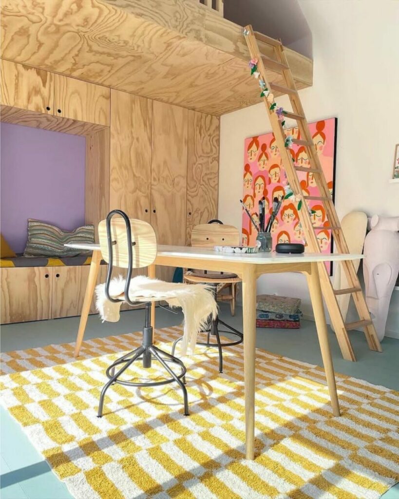 Una casa tra i fiordi norvegesi accoglie la famiglia e le opere della sua proprietaria, artista a 360°