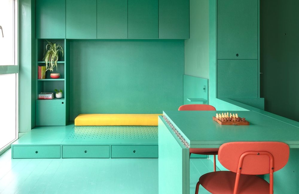 Un pavimento colorato di verde quanto le pareti e i mobili per una zona notte di super relax