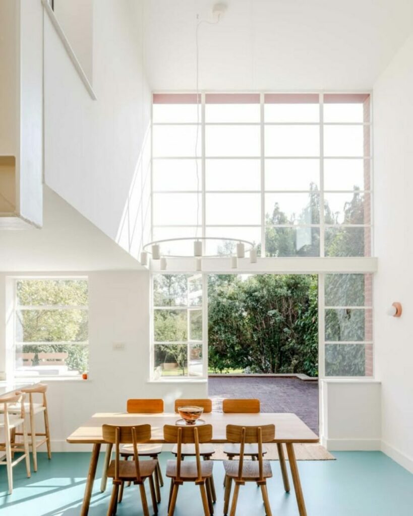 Una cucina sotto la finestra: 5 idee per sfruttare al meglio uno spazio luminoso