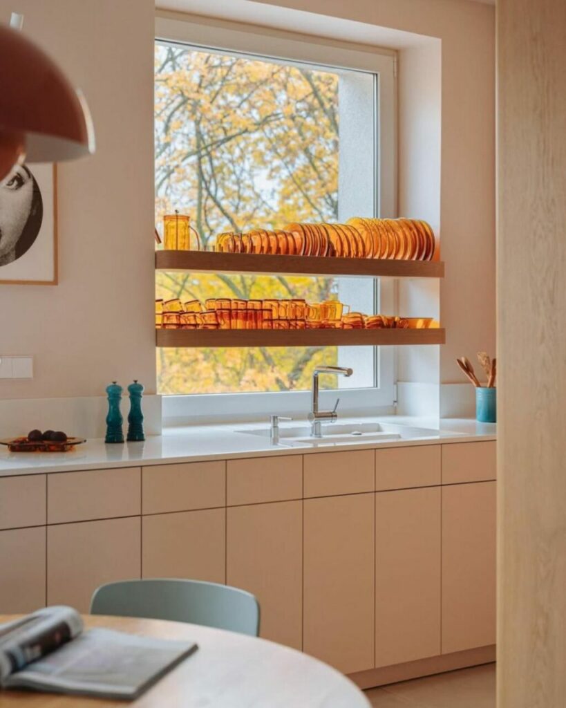 Una cucina sotto la finestra: 5 idee per sfruttare al meglio uno spazio luminoso