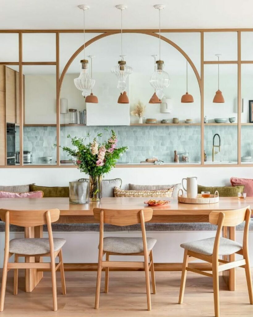 Una cucina aperta ma separata da una vetrata dai profili Art Déco
