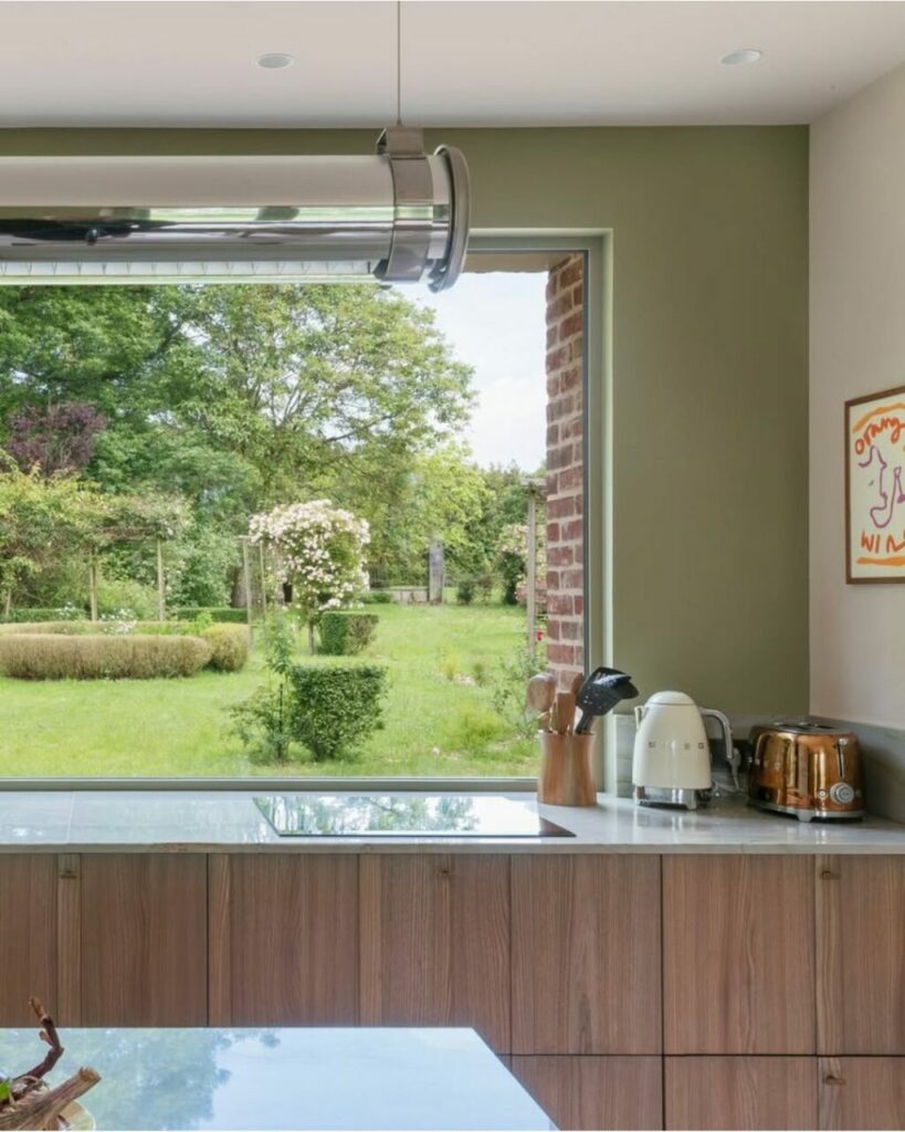Una cucina sotto la finestra: 5 idee per sfruttare al meglio uno spazio luminoso