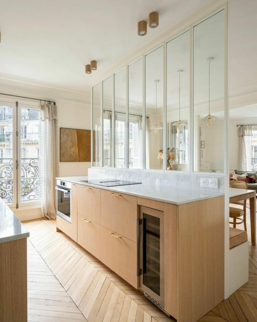 Una cucina aperta ma non troppo: 5 idee per un vitale spazio a vista con riserva
