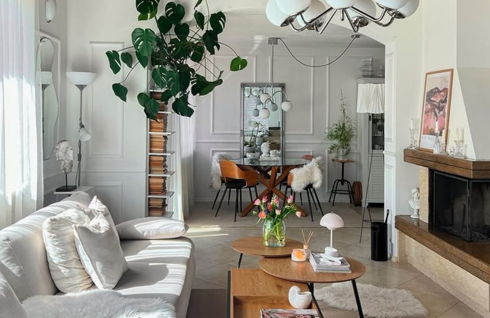 Un salotto in stile francese nel romantico contesto di un cottage moderno