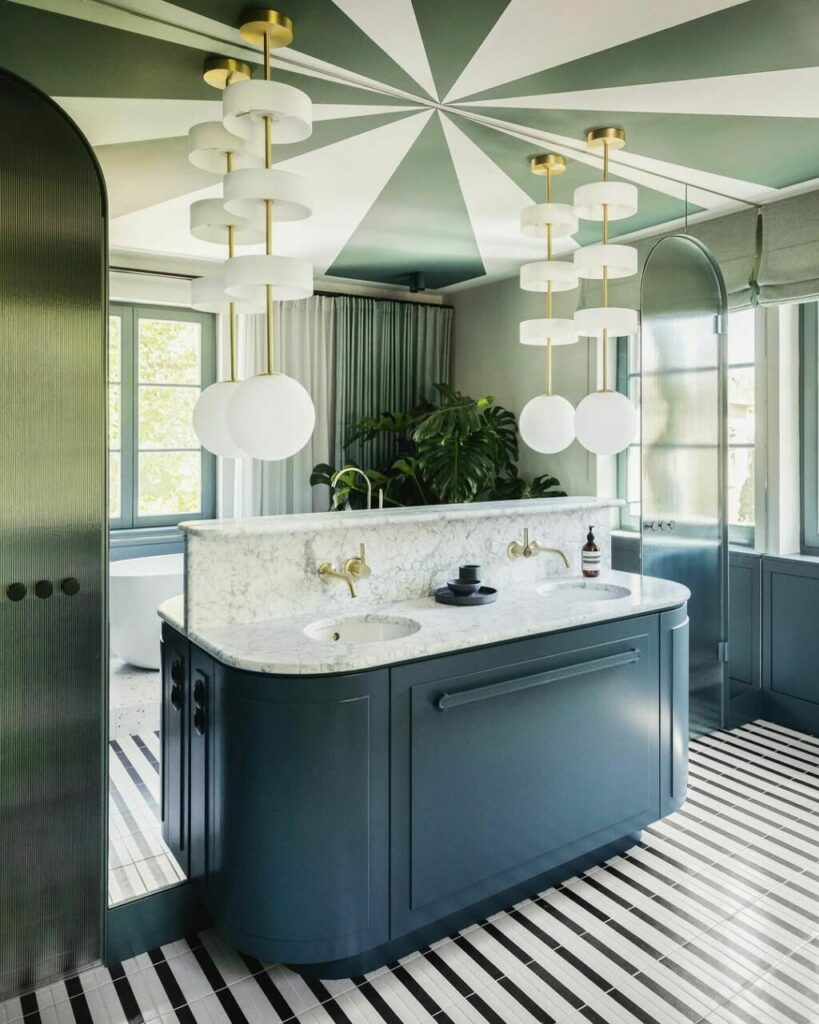Specchio da bagno a tutta parete: 5 idee per creare un ambiente spettacolare
