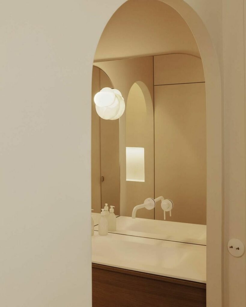 Specchio da bagno a tutta parete: 5 idee per creare un ambiente spettacolare