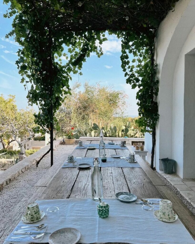 Pranzo outdoor: 5 idee per allestire un impeccabile tavolo all’aperto