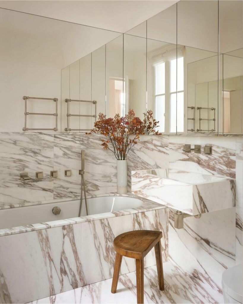 Specchio da bagno a tutta parete: 5 idee per creare un ambiente spettacolare