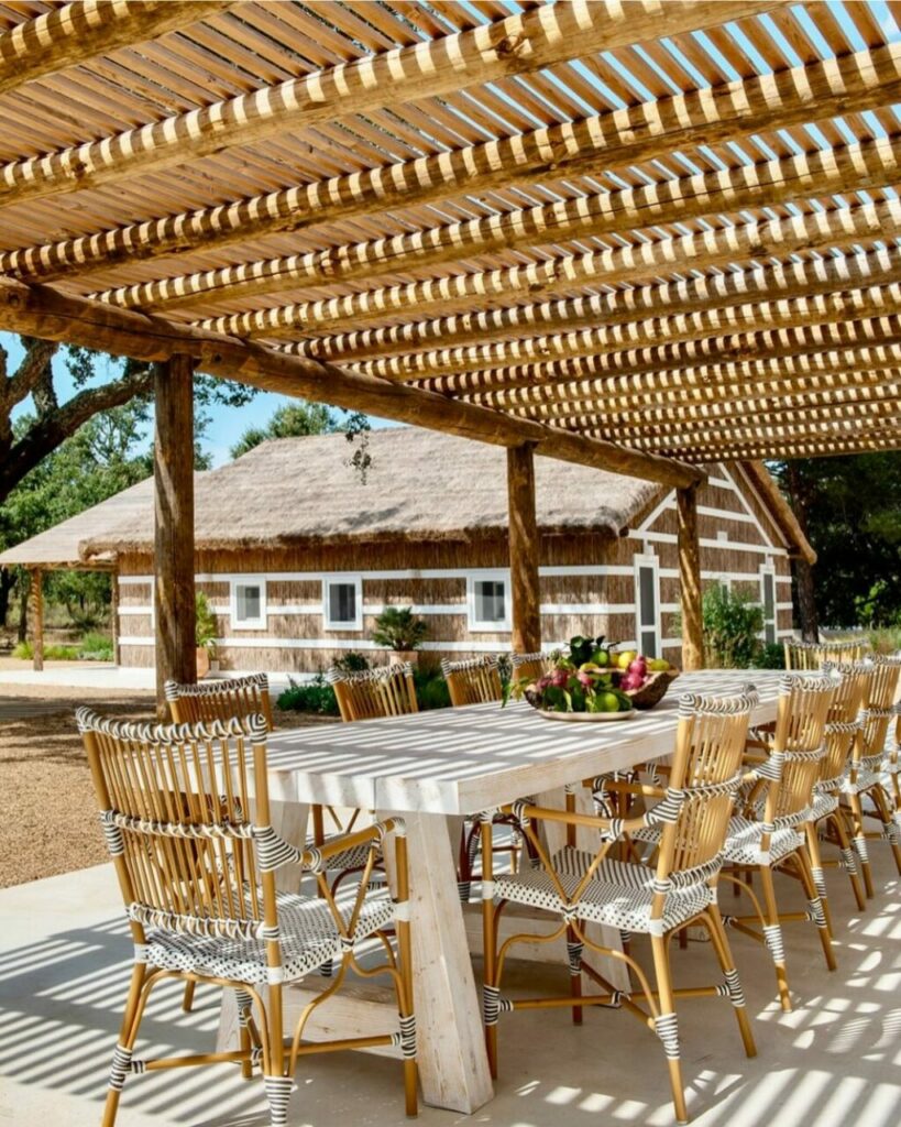 Pranzo outdoor: 5 idee per allestire un impeccabile tavolo all’aperto