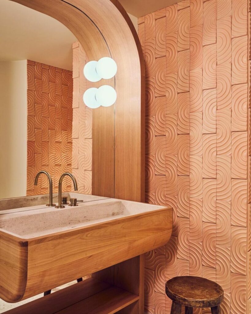 specchio da bagno con profonda cornice in legno 