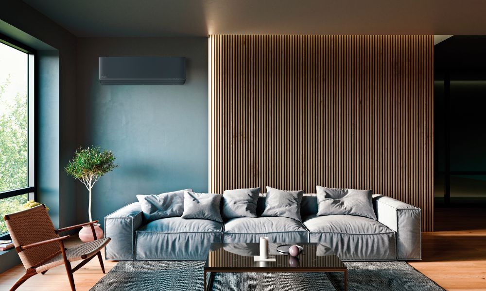 L'unità interna color grafite di un climatizzatore residenziale perfettamente integrato nell'ambiente