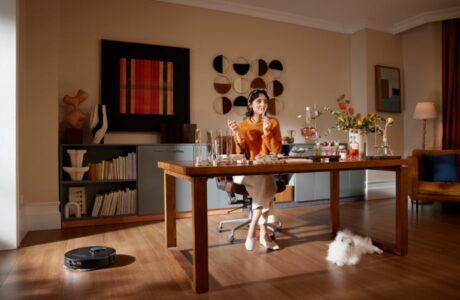 Smart cleaner al lavoro in una stanza con gatto, scrivania e ragazza