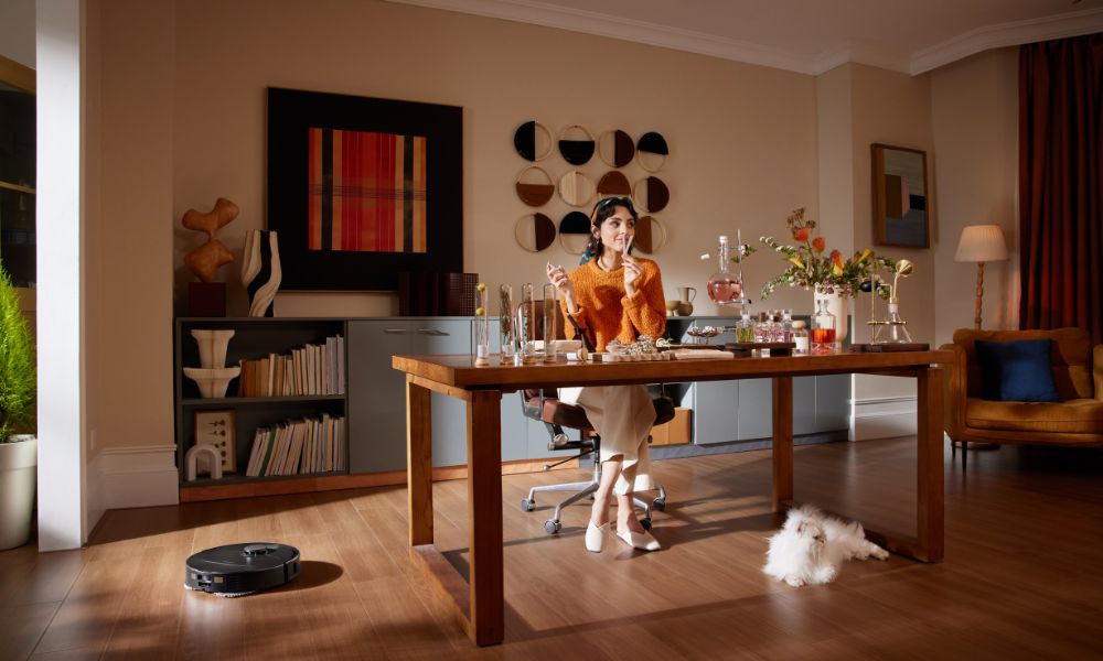 Smart cleaner al lavoro in una stanza con gatto, scrivania e ragazza