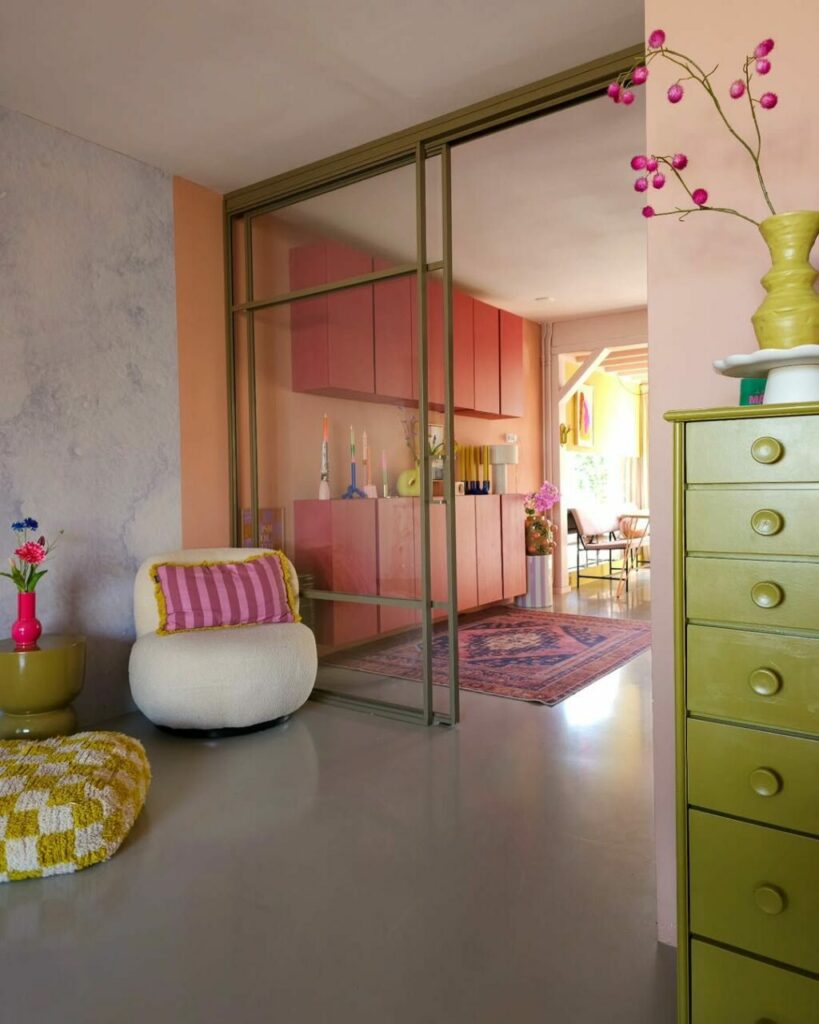 Cromie e texture ridisegnano il nido di una brillante interior designer e della sua grande famiglia