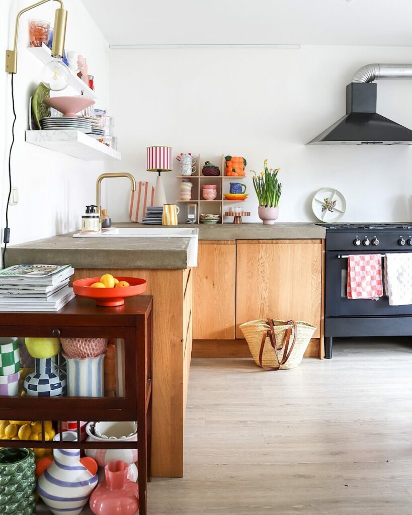 Dettagli di design giocosi e bene abbinati in una casa allegra e vitale