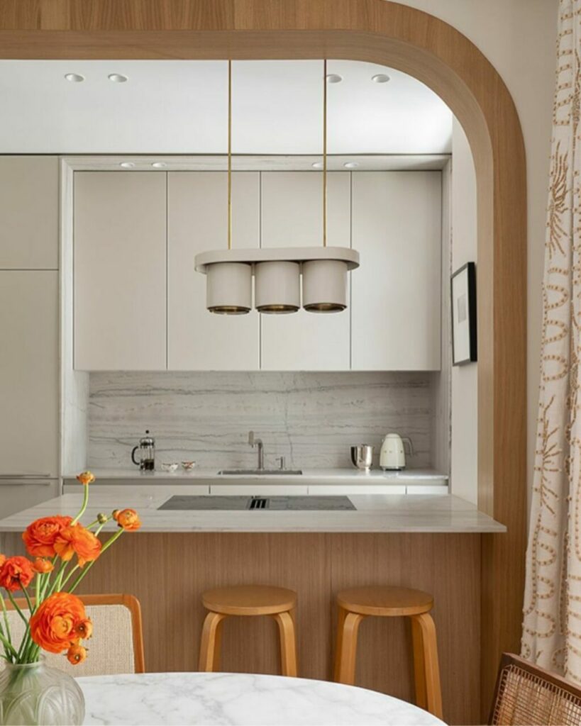Una cucina semi aperta con isola tra i due locali