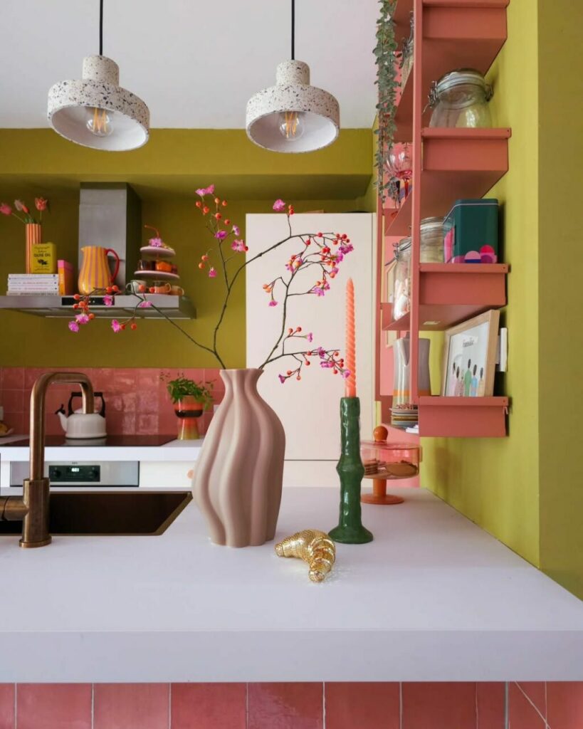 Cromie e texture ridisegnano il nido di una brillante interior designer e della sua grande famiglia