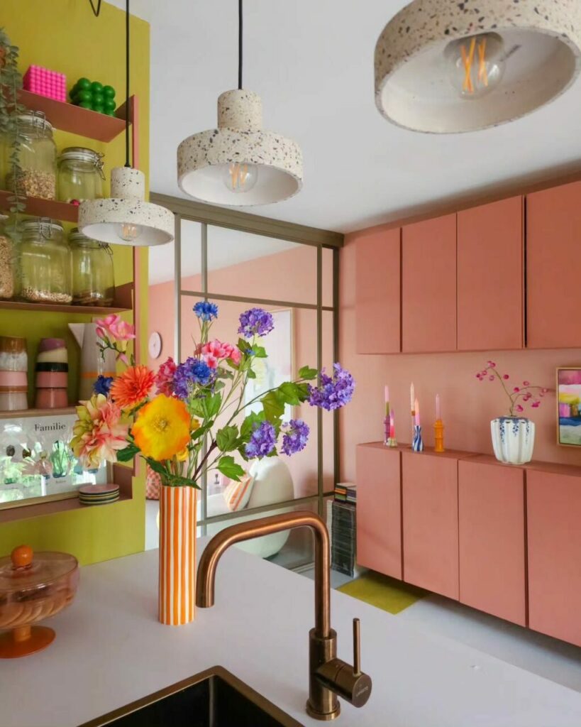 Cromie e texture ridisegnano il nido di una brillante interior designer e della sua grande famiglia