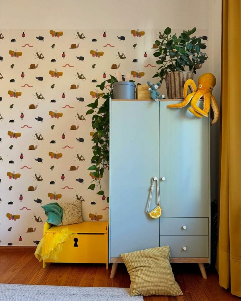 Un brillante mix di stile Mid Century Modern e scandinavo accoglie la vita di una coppia con 2 bambini