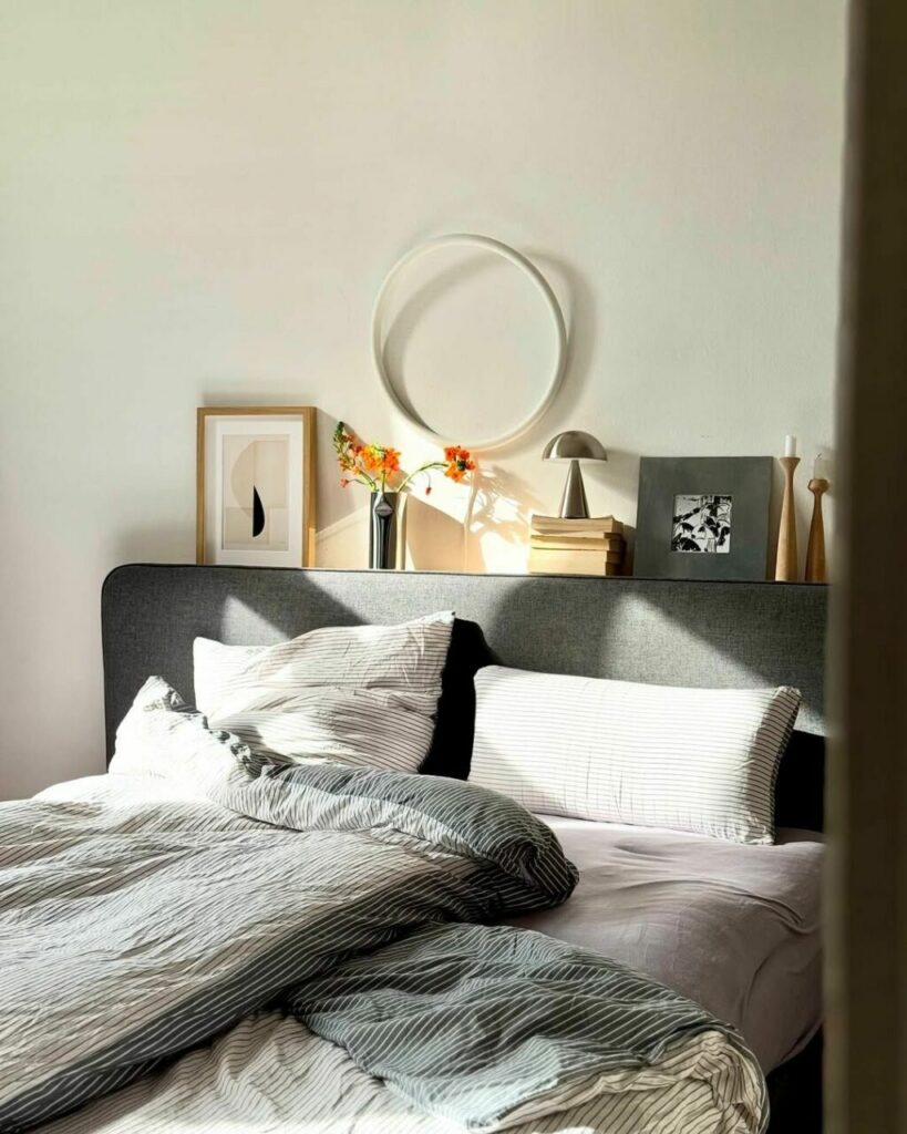 Un brillante mix di stile Mid Century Modern e scandinavo accoglie la vita di una coppia con 2 bambini
