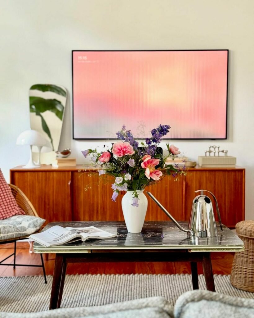 Un brillante mix di stile Mid Century Modern e scandinavo accoglie la vita di una coppia con 2 bambini
