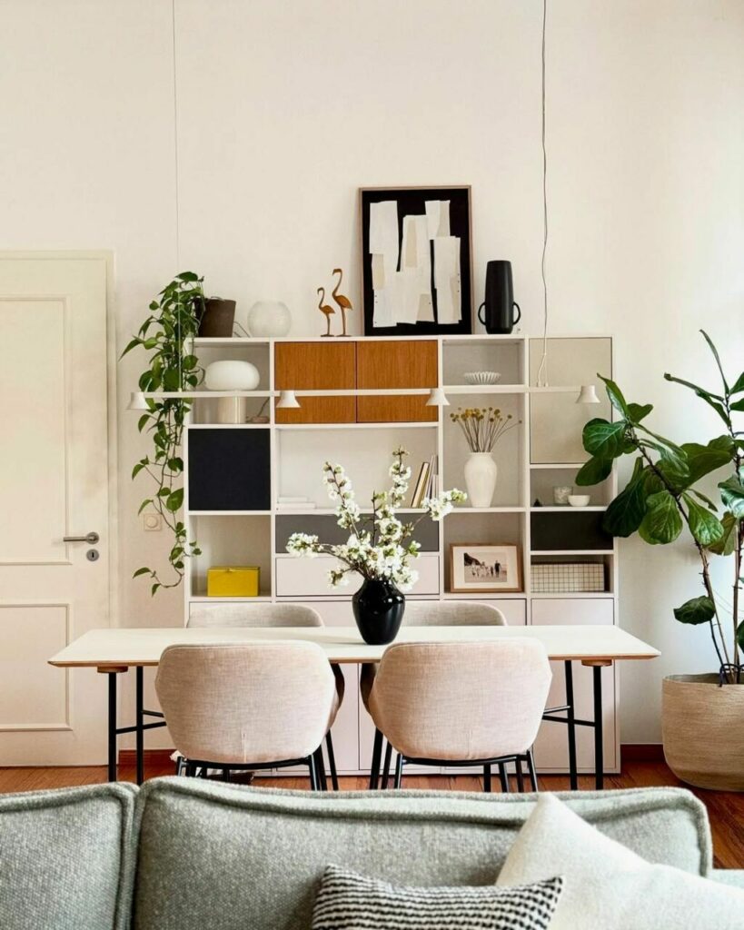 Un brillante mix di stile Mid Century Modern e scandinavo accoglie la vita di una coppia con 2 bambini