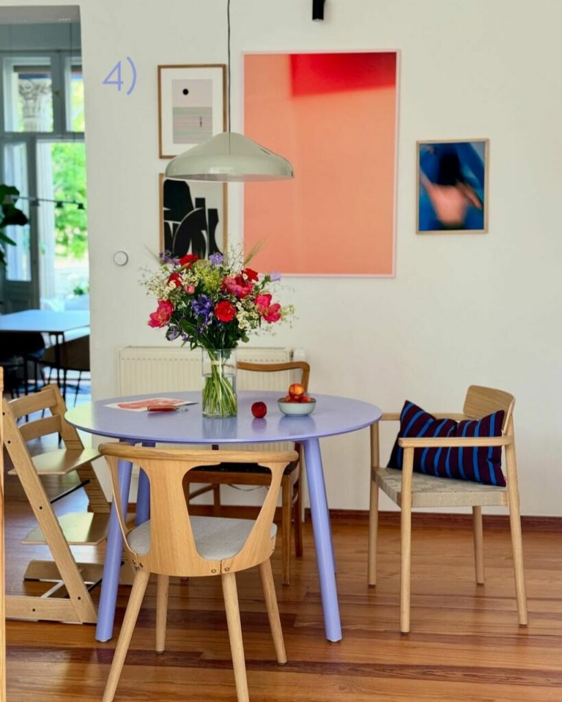 Un brillante mix di stile Mid Century Modern e scandinavo accoglie la vita di una coppia con 2 bambini