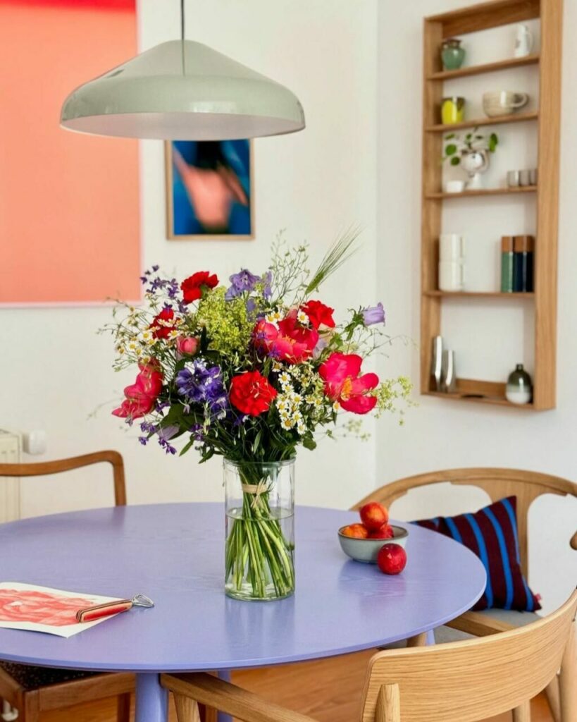 Un brillante mix di stile Mid Century Modern e scandinavo accoglie la vita di una coppia con 2 bambini