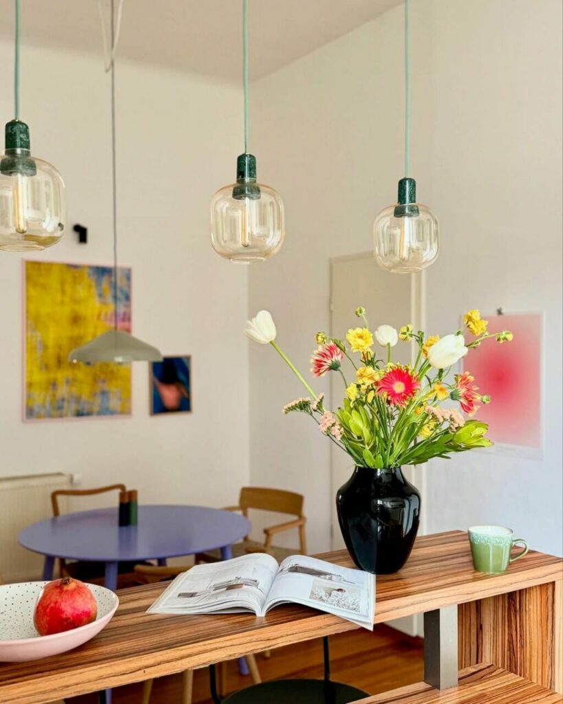 Un brillante mix di stile Mid Century Modern e scandinavo accoglie la vita di una coppia con 2 bambini