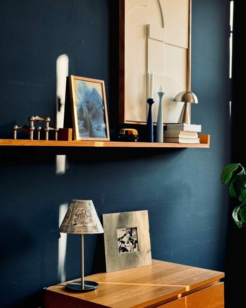 Un brillante mix di stile Mid Century Modern e scandinavo accoglie la vita di una coppia con 2 bambini