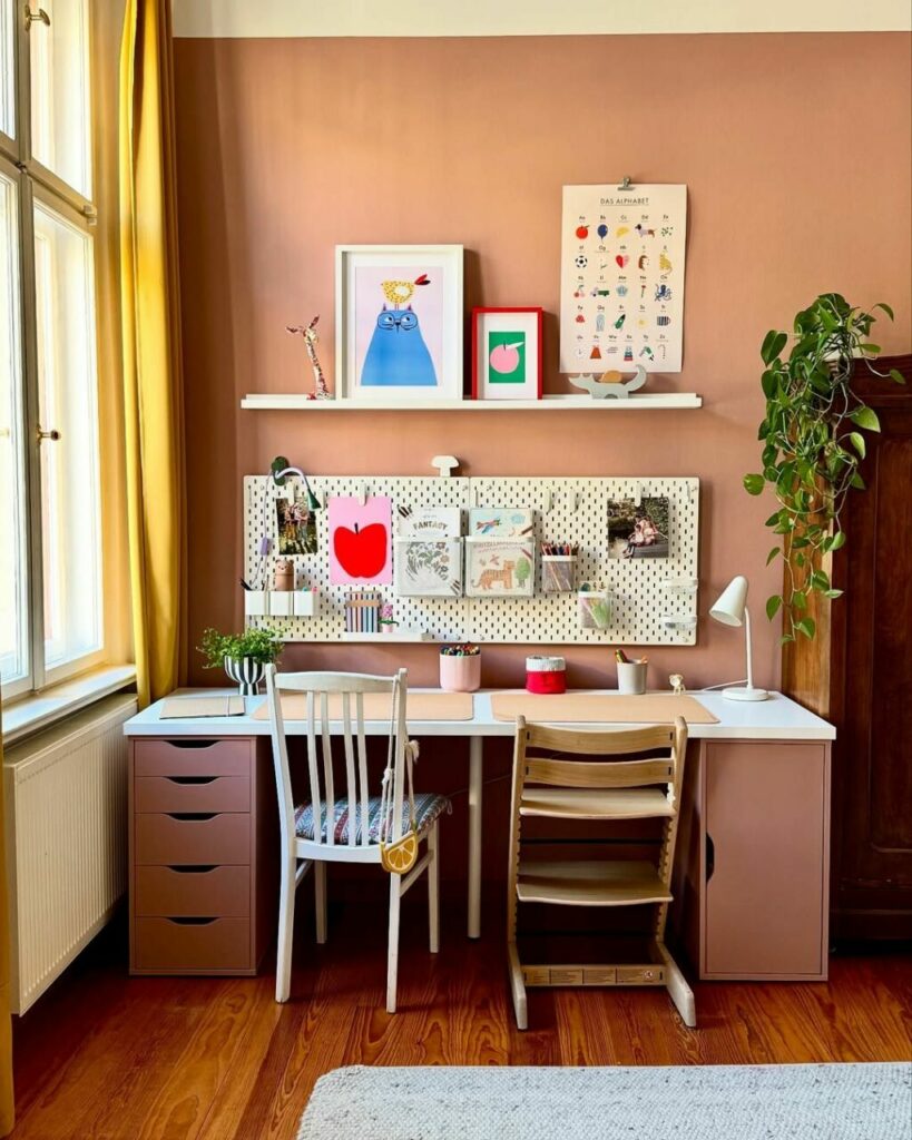 Un brillante mix di stile Mid Century Modern e scandinavo accoglie la vita di una coppia con 2 bambini