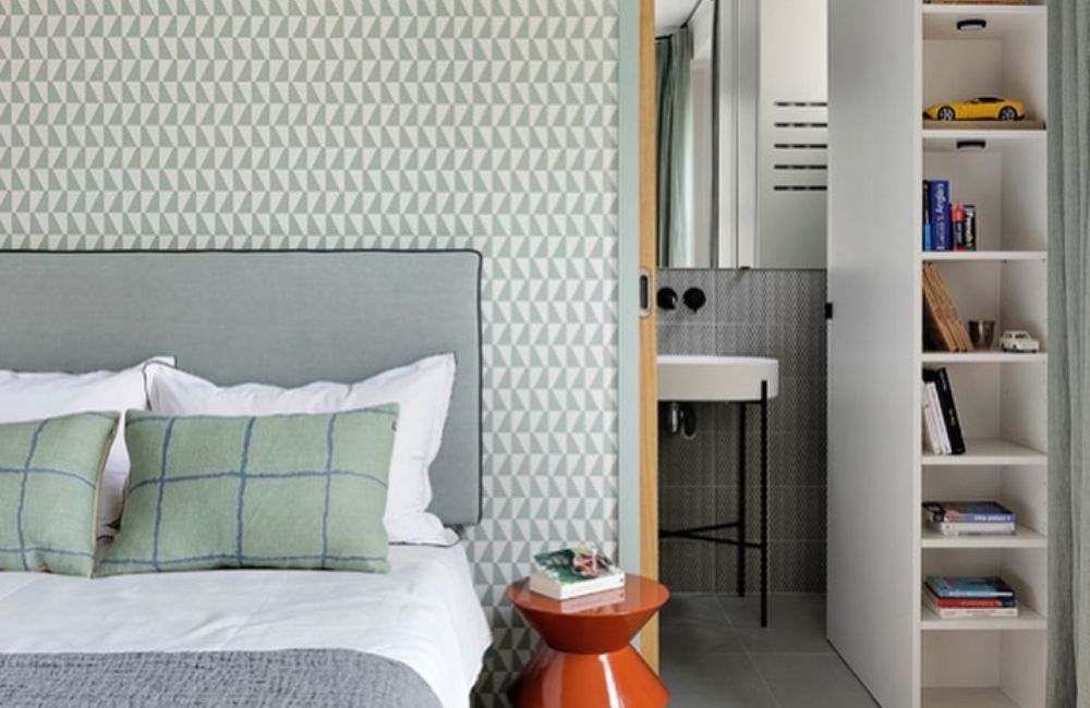 bagno en suite dallo stile sobrio e i rivestimenti a decori geometrici