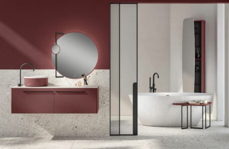 La vasca freestanding Touchy inserita in un ambiente bagno raffinato con altri prodotti Fiora