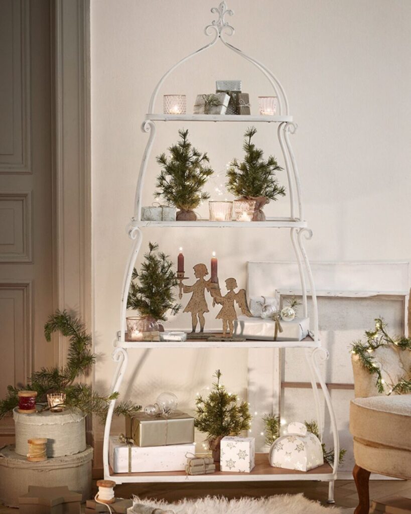 Decorare casa sotto il segno di un magico Natale sospeso tra passato e futuro