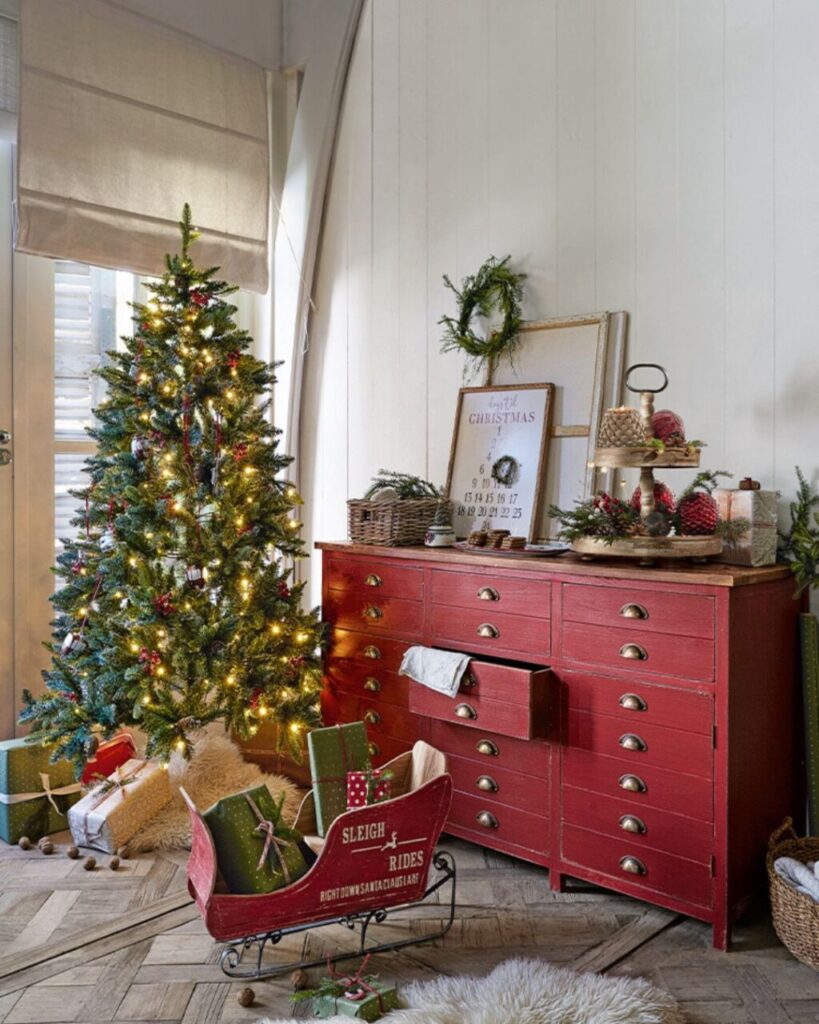 Decorare casa sotto il segno di un magico Natale sospeso tra passato e futuro