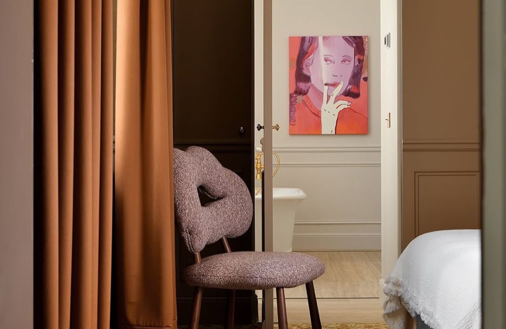 Una boiserie dal gusto classico impreziosisce sia la camera sia il bagno en suite