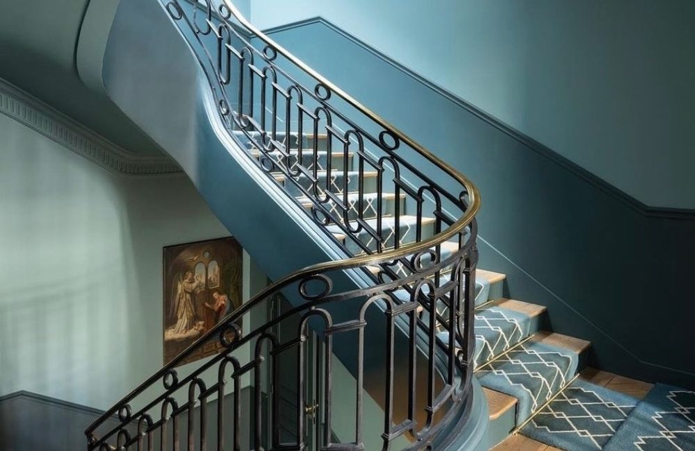 Le scale di casa diventano protagoniste anche giocando con i colori giusti, come in questo progetto nei toni del blu