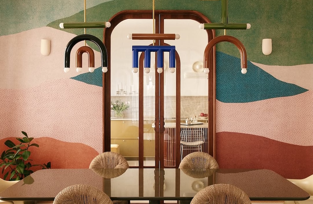 Porte a vetri tra una coloratissima sala da pranzo e la cucina attigua