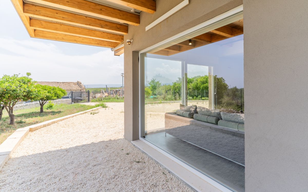 Una casa funzionale e luminosa dal meraviglioso cuore verde