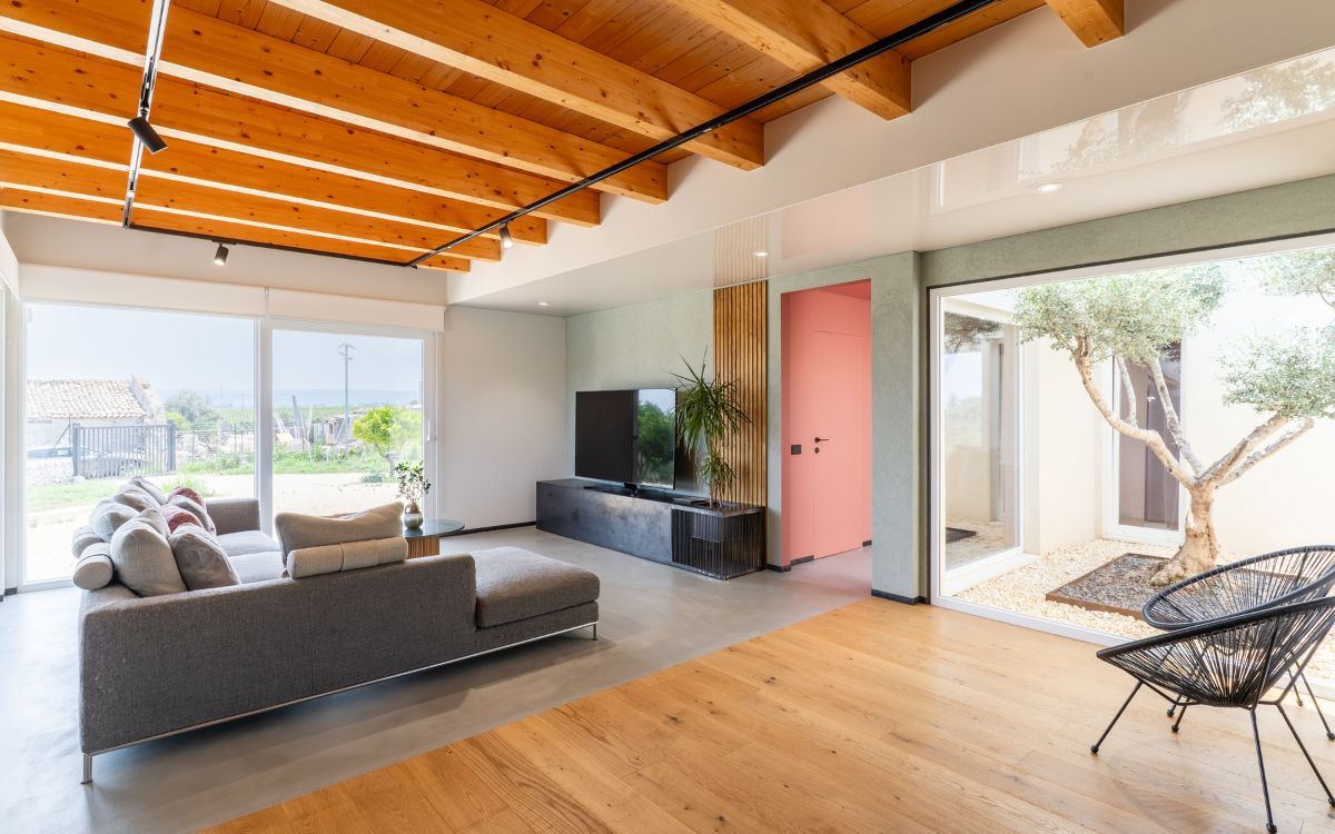 Una casa funzionale e luminosa dal meraviglioso cuore verde