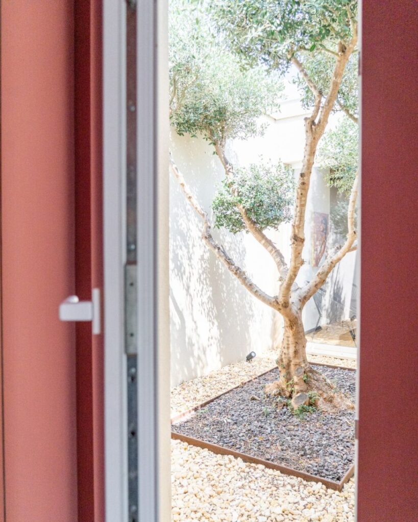 Una casa funzionale e luminosa dal meraviglioso cuore verde