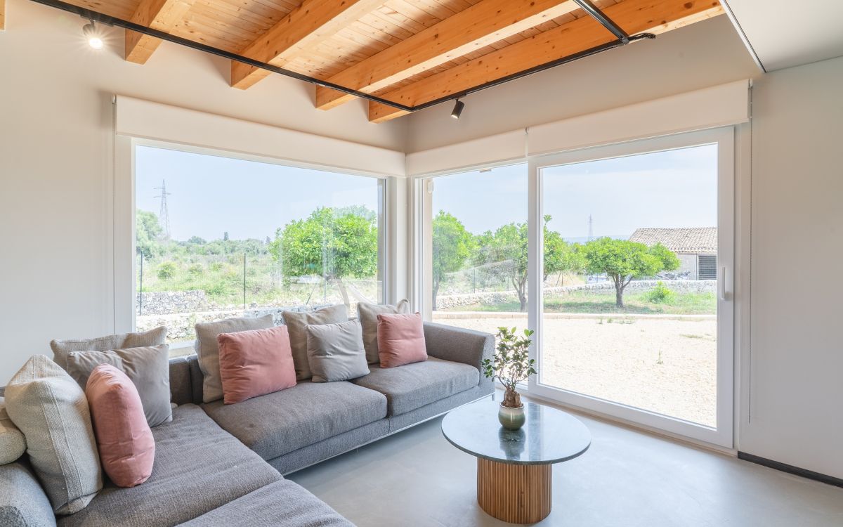 Una casa funzionale e luminosa dal meraviglioso cuore verde