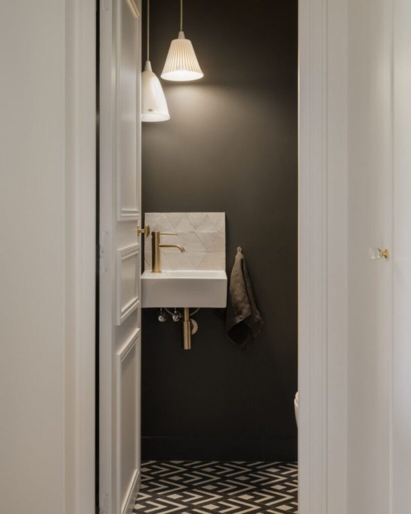 Tra i mini lavandini e lavamani più essenziali primeggiano quelli sospesi come questo