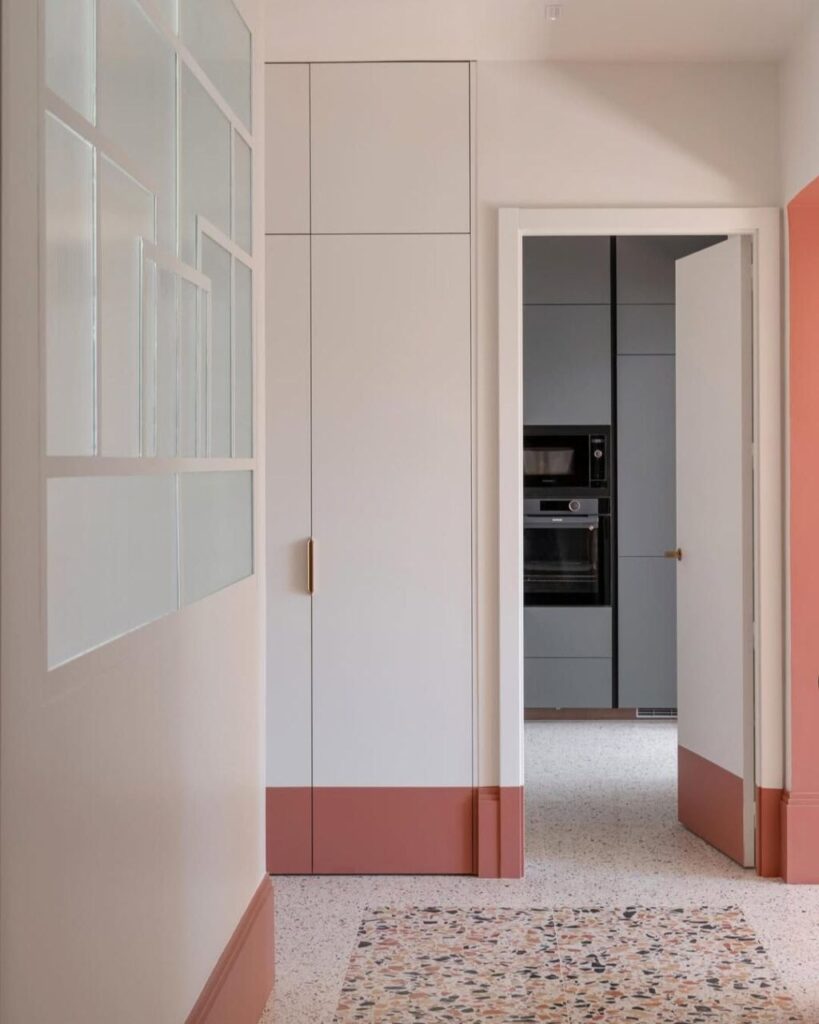 Un battiscopa alto ed elegantissimo prosegue, solo dipinto, anche lungo la base delle porte