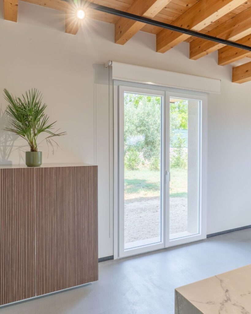 Una casa funzionale e luminosa dal meraviglioso cuore verde